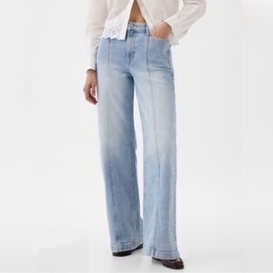 Gap high rise stride jeans 27inx32 4Tall front seamed raw hem
Lgt wash wide leg